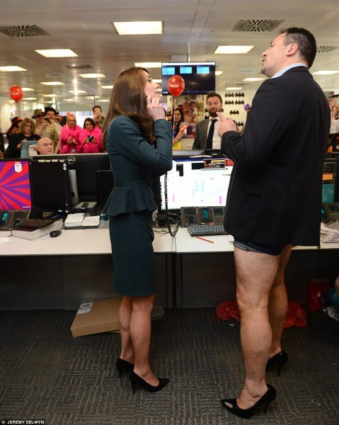 2F3476B800000578-3352323-The_Duchess_of_Cambridge_meets_trader_Nigel_Halligan_who_dressed-a-232_1449673874376