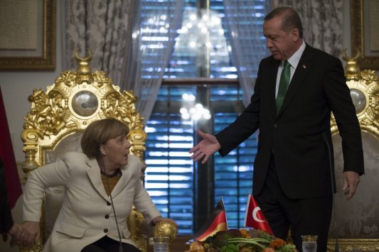 erdogan_merkel_thronos1_533_355