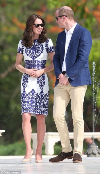 333BF91800000578-3543048-Kate_looked_effortless_cool_in_a_pretty_white_and_blue_dress_by_-m-115_1460803944158