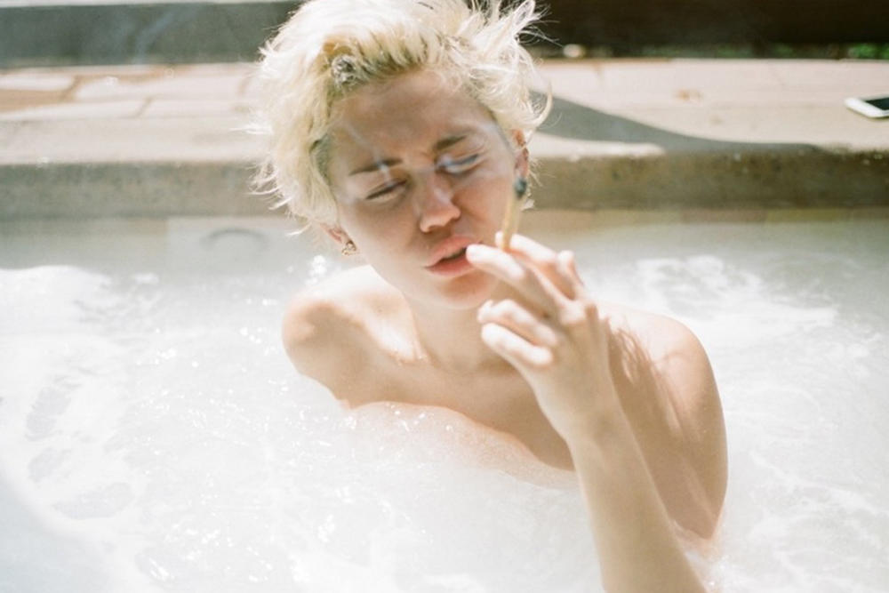 miley_cyrus_topless-10