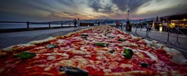 Record raggiunto in serata per la pizza da Guinness di due chilometri realizzata sul lungomare Caracciolo a Napoli, 19 maggio 2016. ANSA /CIRO FUSCO