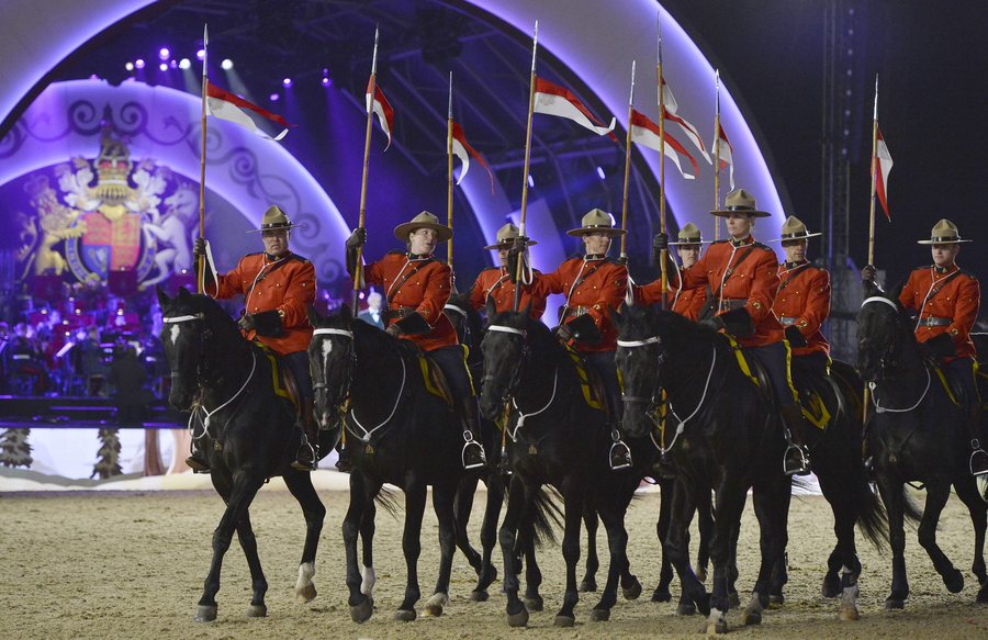 epa05308998 Members of the Royal Canadian Mounted Police perform during Queen Elizabeth II's 90th birthday celebrations at the Royal Windsor Horse Show in the grounds of Windsor Castle in Windsor near London, Britain, 15 May 2016.  EPA/HANNAH MCKAY