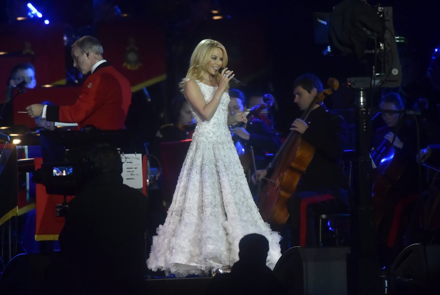 epa05308986 Australian singer Kylie Minogue performs at Queen Elizabeth II's 90th birthday celebrations at the Royal Windsor Horse Show in the grounds of Windsor Castle in Windsor near London, Britain, 15 May 2016.  EPA/HANNAH MCKAY