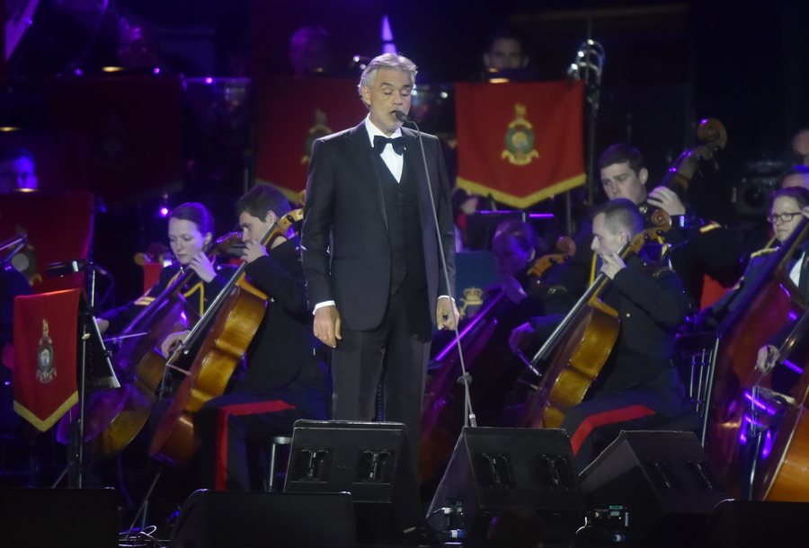 epa05308995 Italian tenor Andrea Boccelli performs at Queen Elizabeth II's 90th birthday celebrations at the Royal Windsor Horse Show in the grounds of Windsor Castle in Windsor near London, Britain, 15 May 2016.  EPA/HANNAH MCKAY