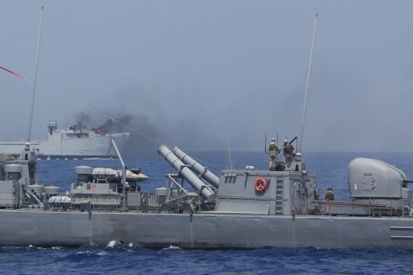 DENIZ KUVVETLERI KOMUTANLIGI'NIN, EN KAPSAMLI TATBIKATLARINDAN BEYAZ FIRTINA-14'UN SECKIN GOZLEMCI GÜNÜ, ANTALYA KORFEZI ACIKLARINDA GERCEKLESTIRILDI. BU YIL ILK DEFA DENIZ KUVVETLERI KOMUTANLIGI ENVANTERINDE BULUNAN TUM GUDUMLU MERMI VE TORPIDOLARIN KULLANILDIGI TATBIKATTA 101 UNSUR VE 3 BIN 951 PERSONEL GOREV ALDI. TATBIKATI IZLEYEN GENELKURMAY BASKANI NECDET OZEL, "MAVI VATANA KARSI OLDU BITTI VE DAYATMALARA KARSI CAYDIRICI GUCU YUKSEK BIR DENIZ KUVVETINE SAHIP OLMAK HAYATI ÖNEME HAIZDIR" DEDI. (FOTO: EMRE BAYLAN/ANTALYA, DHA)
