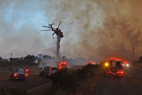 epa05372934 A handout picture released by the Santa Barbara County Fire Department on 17 June 2016 shows A skycrane helicopter making a water drop on the Sherpa Fire on the Highway 101 center divider at El Capitan State Park. The Sherpa Fire some 30 miles north of Goleta, California, USA has spread to four thousand acres. EPA/MIKE ELIASON / HANDOUT EDITORIAL USE ONLY HANDOUT EDITORIAL USE ONLY