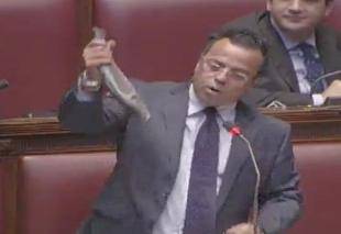 buonanno-con-la-spigola-alla-camera-666597_tn