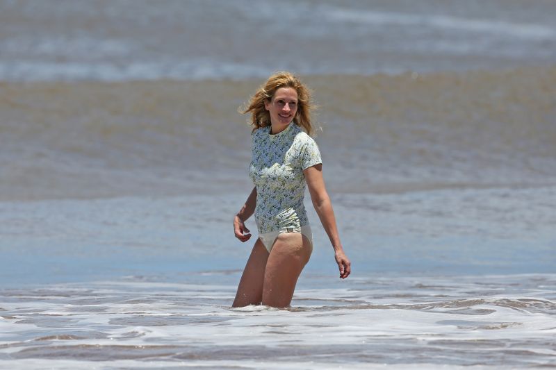 EXCLUSIVE: ** PREMIUM EXCLUSIVE RATES APPLY ** STRICTLY NO WEB UNTIL 9PM PST JUNE 16TH 2016**Julia Roberts takes a dip in the Ocean while on vacation in Hawaii on June 12th 2016 on the beach in HawaiiRef: SPL1302929  160616   EXCLUSIVEP