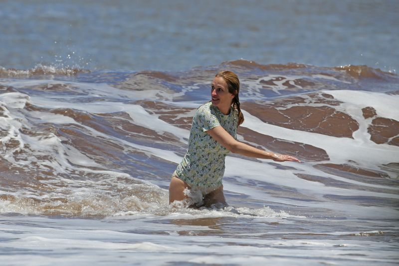 EXCLUSIVE: ** PREMIUM EXCLUSIVE RATES APPLY ** STRICTLY NO WEB UNTIL 9PM PST JUNE 16TH 2016**Julia Roberts takes a dip in the Ocean while on vacation in Hawaii on June 12th 2016 on the beach in HawaiiRef: SPL1302929  160616   EXCLUSIVEP