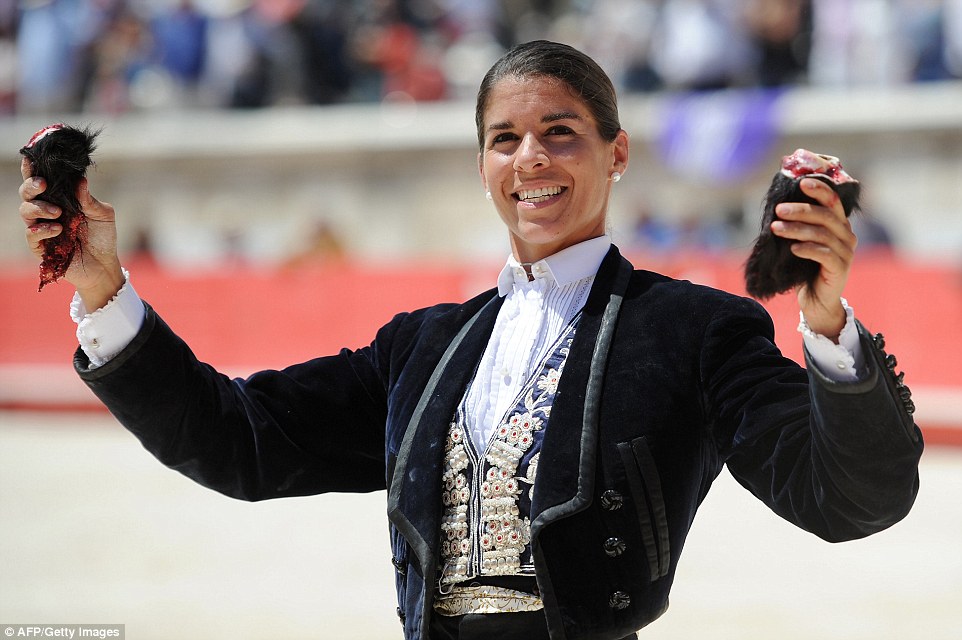 290F660300000578-3096274-Matador_Lea_Vicens_30_holds_up_the_ears_of_a_bull_to_the_delight-a-27_1432574954082