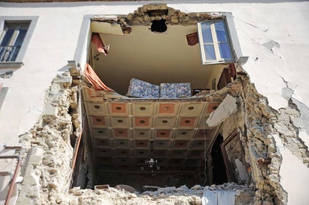 KATASTROFH SEISMOS ITALIA