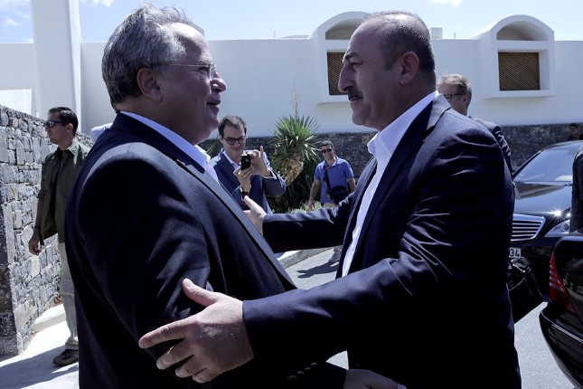 Ο υπουργός Εξωτερικών, Νίκος Κοτζιάς (Α), υποδέχεται τον Τούρκο ομόλογό του, Μεβλούτ Τσαβούσογλου (Δ) στην ανεπίσημη συνάντηση που είχαν στην Κρήτη, Κυριακή 28 Αυγούστου 2016. Ο υπουργός Εξωτερικών Νίκος Κοτζιάς είχε προ μηνών απευθύνει πρόσκληση στον Μεβλούτ Τσαβούσογλο να επισκεφθεί την Κρήτη. ΑΠΕ-ΜΠΕ/ΑΠΕ-ΜΠΕ/STR