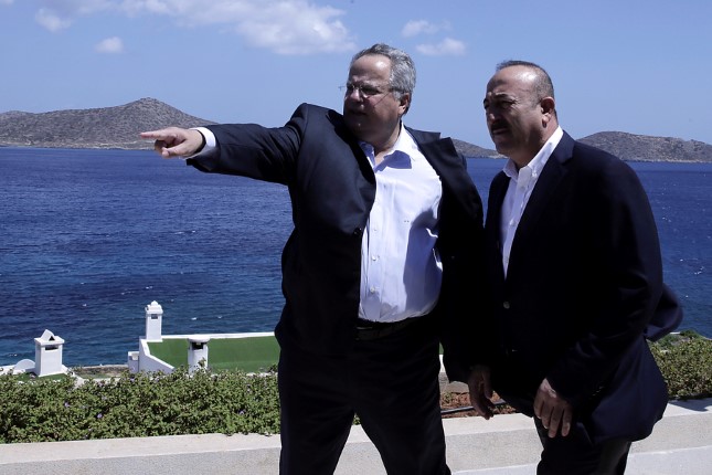 Ο υπουργός Εξωτερικών, Νίκος Κοτζιάς (Α) συνομιλεί με τον Τούρκο ομόλογό του, Μεβλούτ Τσαβούσογλου (Δ) στην ανεπίσημη συνάντηση που είχαν στην Κρήτη, Κυριακή 28 Αυγούστου 2016. Ο υπουργός Εξωτερικών Νίκος Κοτζιάς είχε προ μηνών απευθύνει πρόσκληση στον  Μεβλούτ Τσαβούσογλο να επισκεφθεί την Κρήτη. ΑΠΕ-ΜΠΕ/ΑΠΕ-ΜΠΕ/STR