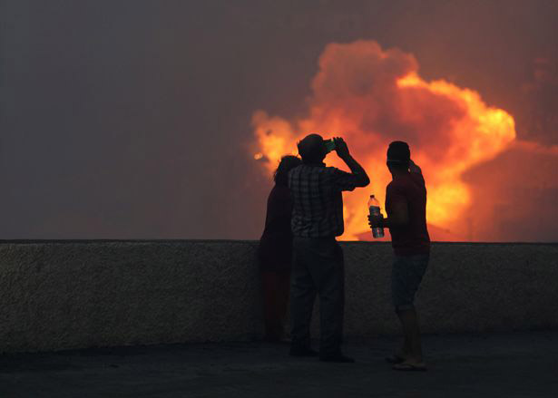 People-watch-the-wildfires-at-Funchal-Madeira-island-Portugal
