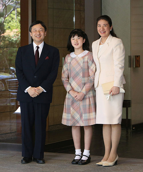 Japanese Crown Prince Naruhito (L) and Crown Princess Masako (R) smile with their daughter Aiko (C) upon their arrival at their residence Togu Palace in Tokyo on May 3, 2013. The couple returned from the Netherlands after a week-long trip to attend the coronation of Dutch King Willem-Alexander. AFP PHOTO / JIJI PRESS JAPAN OUT (Photo credit should read JAPAN POOL/AFP/Getty Images)
