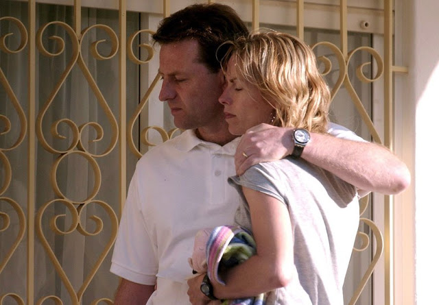 epa01002066 Kate and Gerald McCann, parents of Madeleine McCann, the three year old British child, who went missing last 3 May, at night in the Ocean Club village of Praia da Luz, Algarve, southern Portugal, walks on the balcony of their apartment in Praia da Luz, 06 May 2007.  EPA/LUIS FORRA
