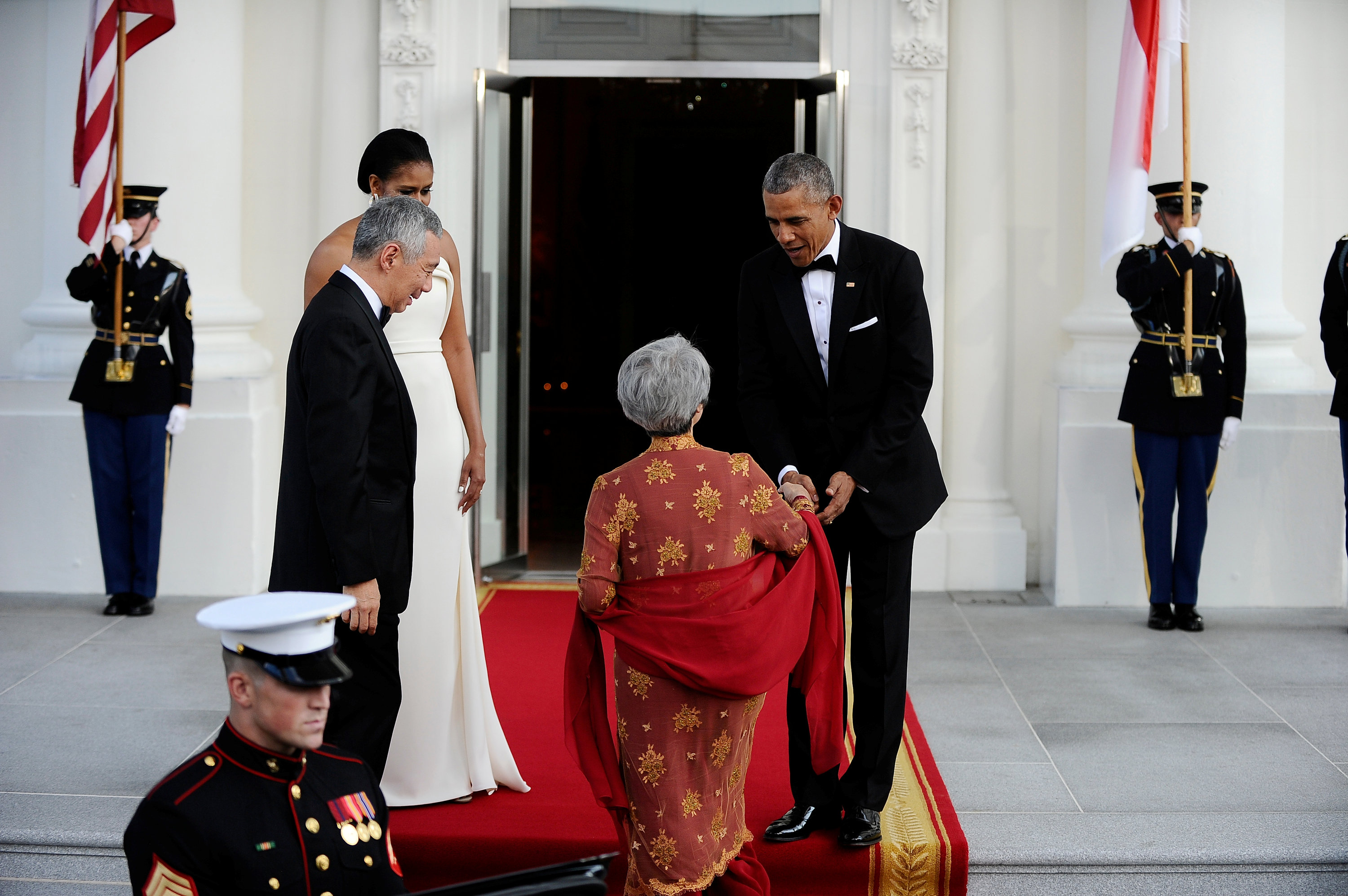 U.S. President Barack Obama and first lady Michelle Obama welcome Singapore Prime Minister Lee Hsien Loong and his wife Mrs. Lee Hsien Loong to the White House in Washington U.S., August 2, 2016. REUTERS/Mary F. Calvert