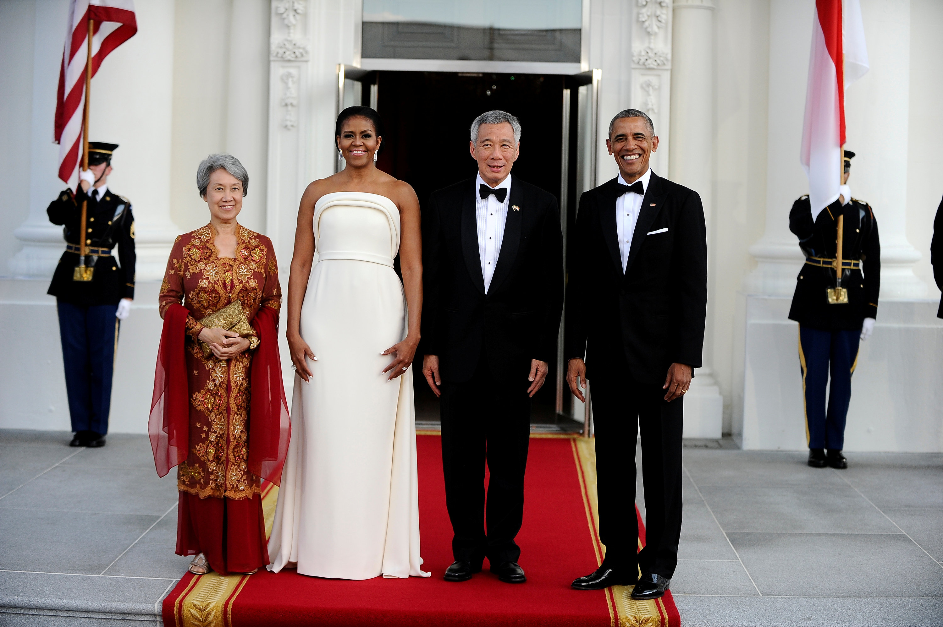 U.S. President Barack Obama and first lady Michelle Obama welcome Singapore Prime Minister Lee Hsien Loong and his wife Mrs. Lee Hsien Loong to the White House in Washington U.S., August 2, 2016. REUTERS/Mary F. Calvert