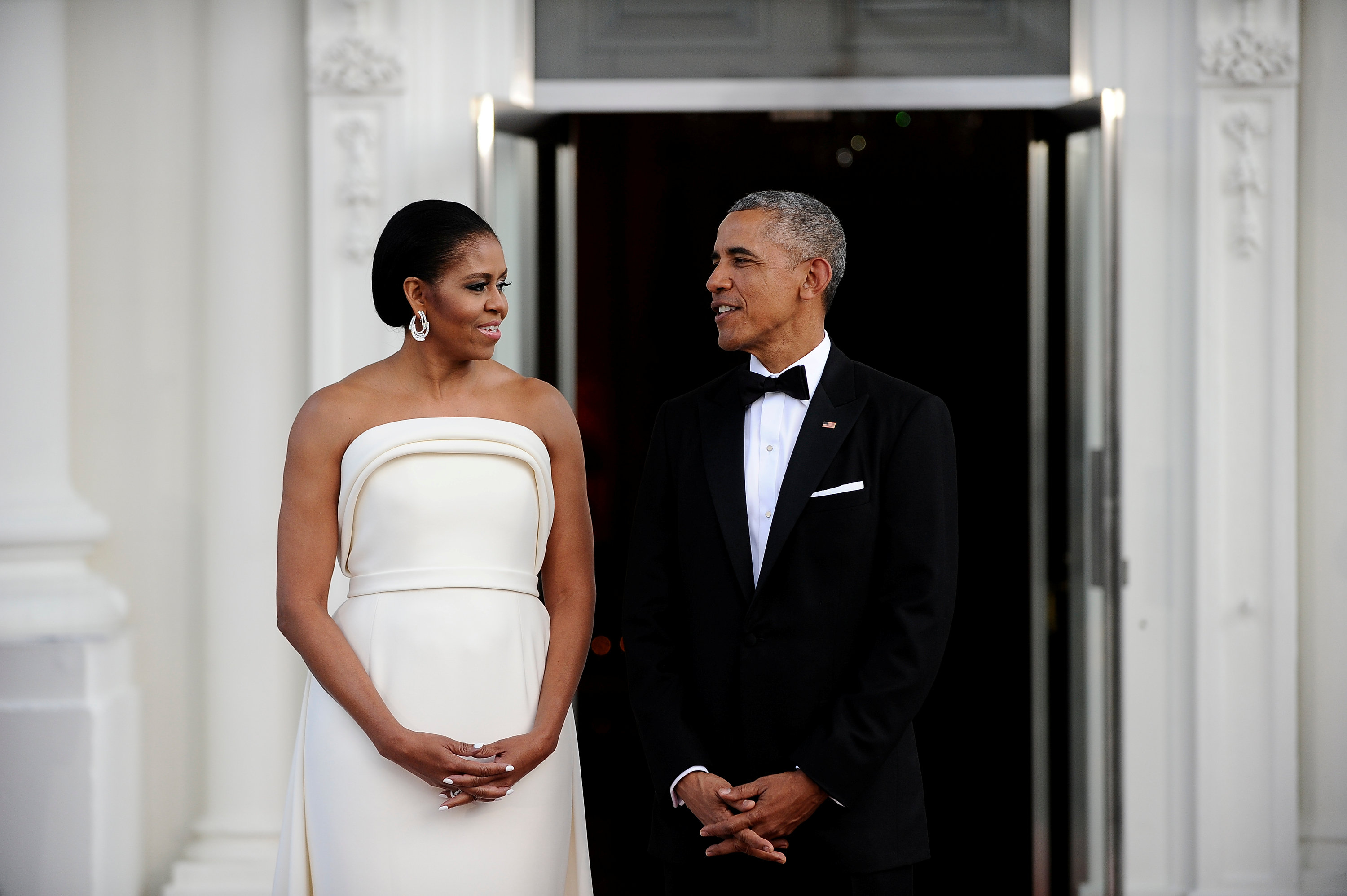 U.S. President Barack Obama and first lady Michelle Obama wait for the arrival of Singapore Prime Minister Lee Hsien Loong and his wife Mrs. Lee Hsien Loong at the White House in Washington U.S., August 2, 2016. REUTERS/Mary F. Calvert