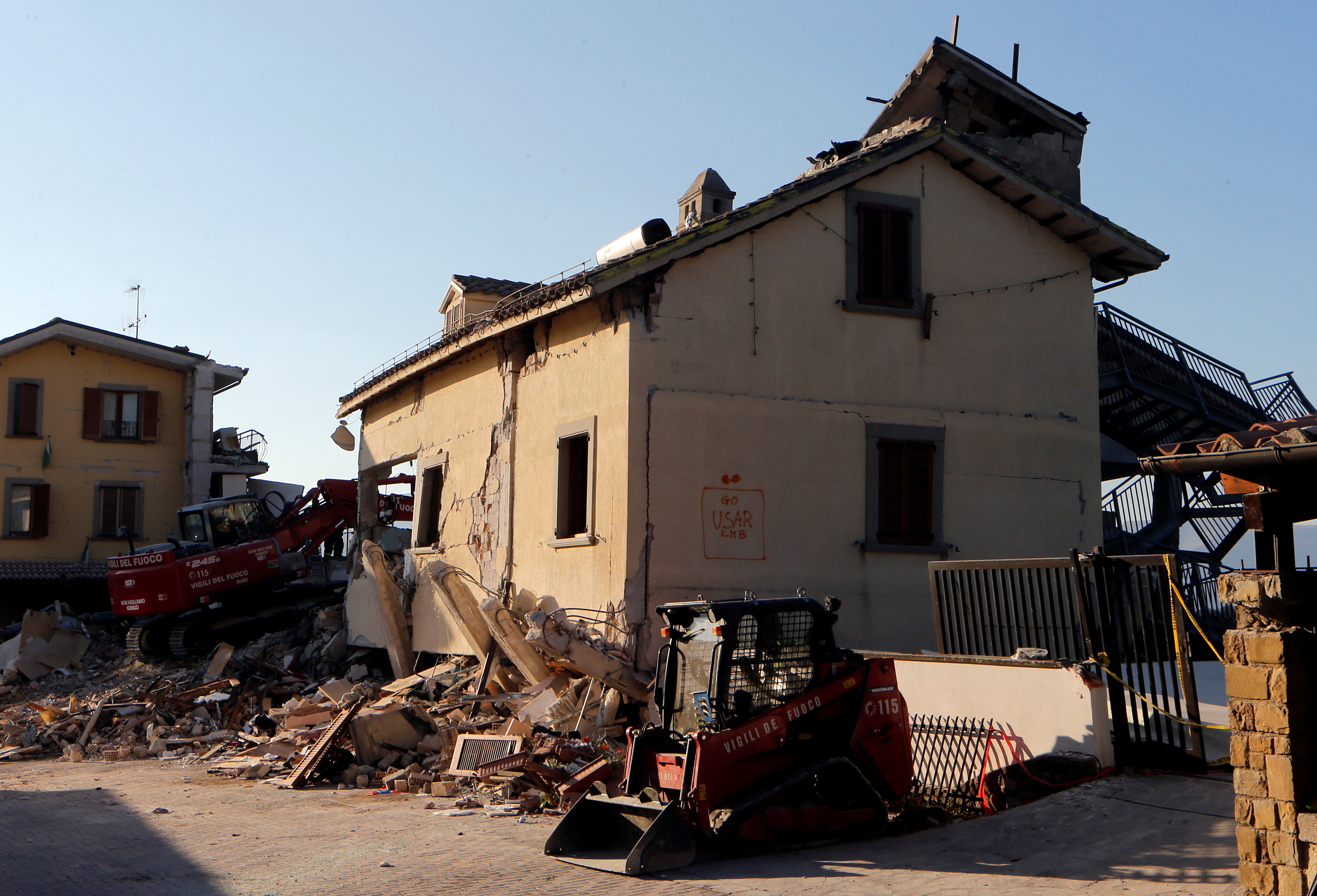 Firefighters work next to collapsed Hotel Roma following an earthquake in Amatrice, central Italy, August 27, 2016. REUTERS/Ciro De Luca