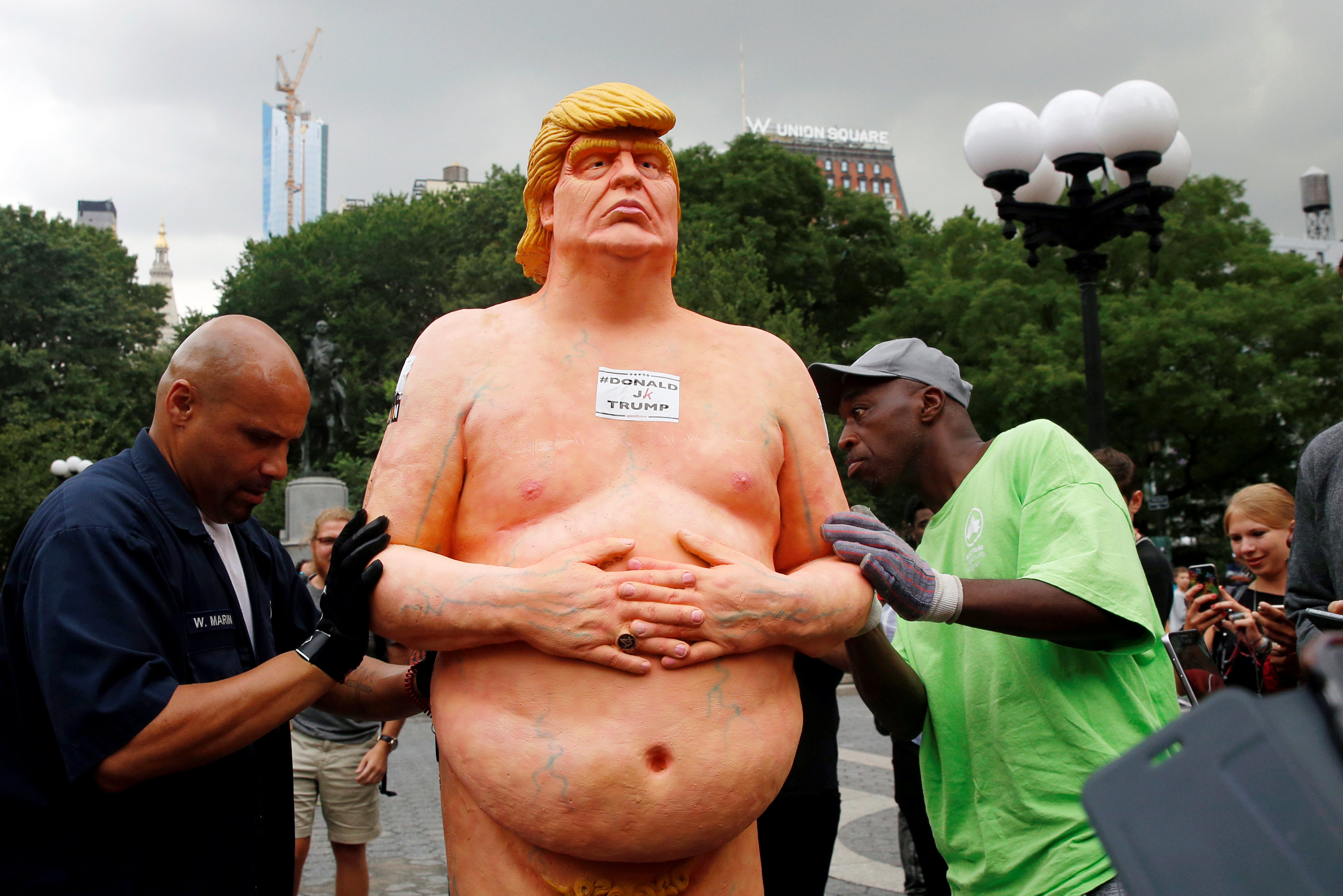 REFILE - REMOVING RESTRICTIONS  New York City Parks workers move a naked statue of U.S. Republican presidential nominee Donald Trump that was left in Union Square Park in New York City, U.S. August 18, 2016.  REUTERS/Brendan McDermid