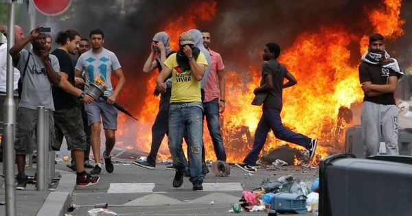 Μουσουλμάνοι βανδαλίζουν και καταστρέφουν τους δρόμους της Γαλλίας 