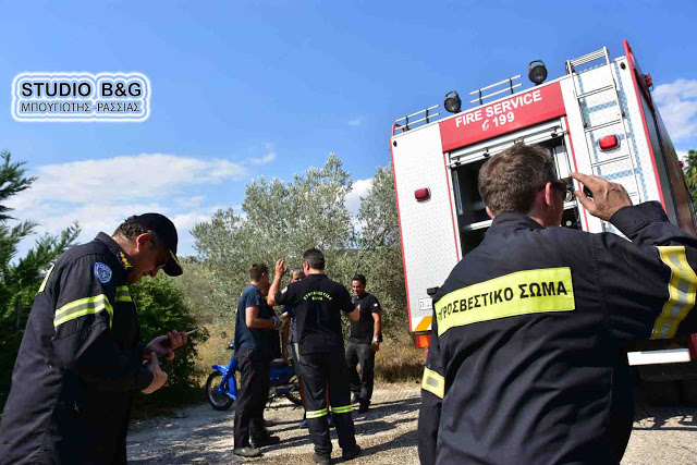 Πυροσβεστικές δυνάμεις επιχειρούν να θέσουν υπό έλεγχο φωτιά που ξέσπασε σε αγροτοδασική έκταση  στο Ναύπλιο, Δευτέρα 5 Σεπτεμβρίου 2016. Φωτιά ξέσπασε από άγνωστη αιτία στην περιοχή Πυργιωτίκων Ναυπλίου κοντά στην Βίλλα Μελισσάκι ,η οποία είναι συμφερόντων του οικογενειακού περιβάλλοντος της προέδρου του ΠΑΣΟΚ Φώφης Γεννηματά. Μάλιστα η οδός που περνά μπροστά από την Βίλλα έχει ονομαστεί ,οδός Γεωργίου Γεννηματά .