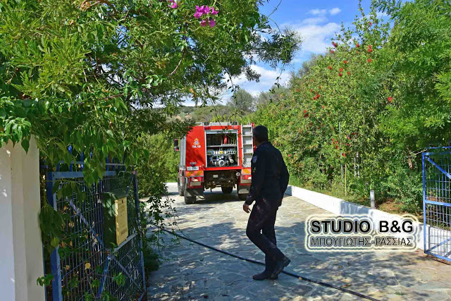 Πυροσβεστικές δυνάμεις επιχειρούν να θέσουν υπό έλεγχο φωτιά που ξέσπασε σε αγροτοδασική έκταση  στο Ναύπλιο, Δευτέρα 5 Σεπτεμβρίου 2016. Φωτιά ξέσπασε από άγνωστη αιτία στην περιοχή Πυργιωτίκων Ναυπλίου κοντά στην Βίλλα Μελισσάκι ,η οποία είναι συμφερόντων του οικογενειακού περιβάλλοντος της προέδρου του ΠΑΣΟΚ Φώφης Γεννηματά. Μάλιστα η οδός που περνά μπροστά από την Βίλλα έχει ονομαστεί ,οδός Γεωργίου Γεννηματά .