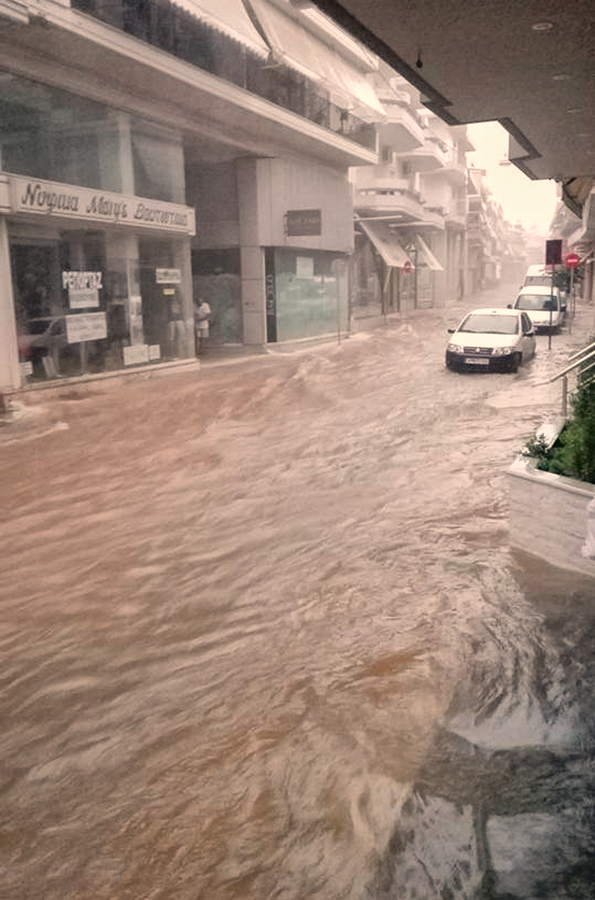 Πλημμυρικά φαινόμενα από την έντονη βροχόπτωση στη πόλη του Άργους, Σάββατο 10 Σεπτεμβρίου 2016. Το μεγαλύτερο πρόβλημα έχει δημιουργηθεί στην οδό Τριπόλεως που τα νερά έχουν καλύψει το οδόστρωμα στο ύψος του Αρτόπολις, ενώ η πυροσβεστική επενέβει σε σπίτι όπου κινδύνευε ένας ηλικιωμένος με κινητικά προβλήματα. Επίσης μέσα στην πόλη του Άργους οι δρόμοι έχουν πλημμυρίσει καθηλώνοντας τους οδηγούς των αυτοκινήτων, ενώ η αστυνομία έχει σταματήσει την ροή στην οδό Κορίνθου στο ύψος του Νοσοκομείου. ΑΠΕ-ΜΠΕ /ΑΠΕ-ΜΠΕ/ΜΠΟΥΓΙΩΤΗΣ ΕΥΑΓΓΕΛΟΣ