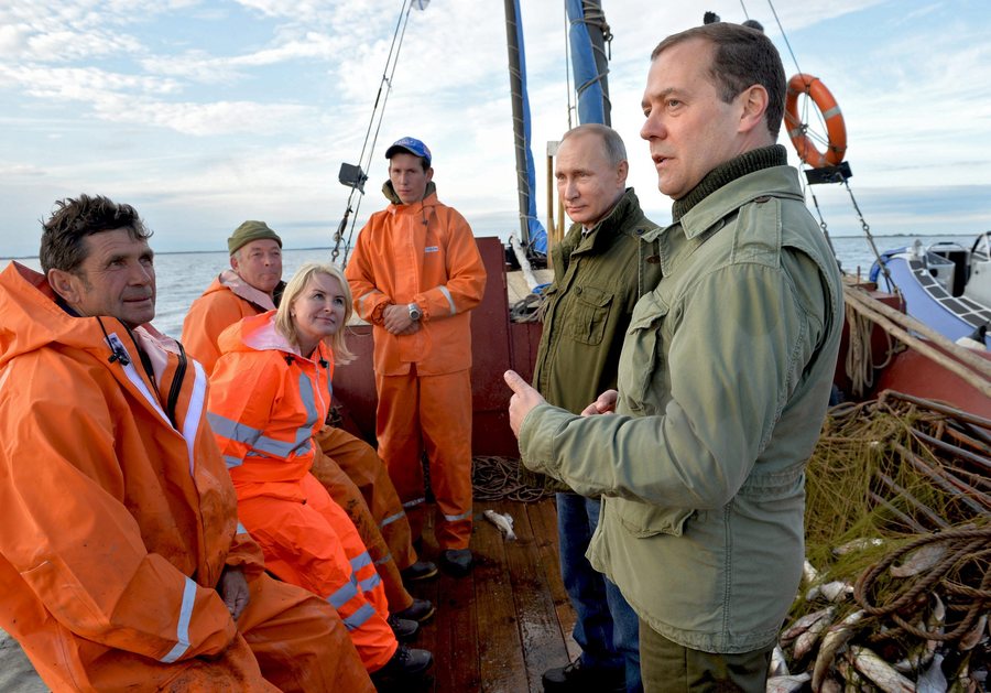 epa05533961 Russian President Vladimir Putin (2-R) and Prime Minister Dmitry Medvedev (R) speak with fishermen during an election campaign visit on Lake Ilmen, Novgorod region, Russia, 10 September 2016. President Putin and Prime Minister Medvedev, chairman of United Russia party, are campaigning for United Russia party for the Stgate Duma  legislative elections to be held on 18 September 2016.  EPA/ALEXEI DRUZHININ / SPUTNIK/ KREMLIN POOL MANDATORY CREDIT