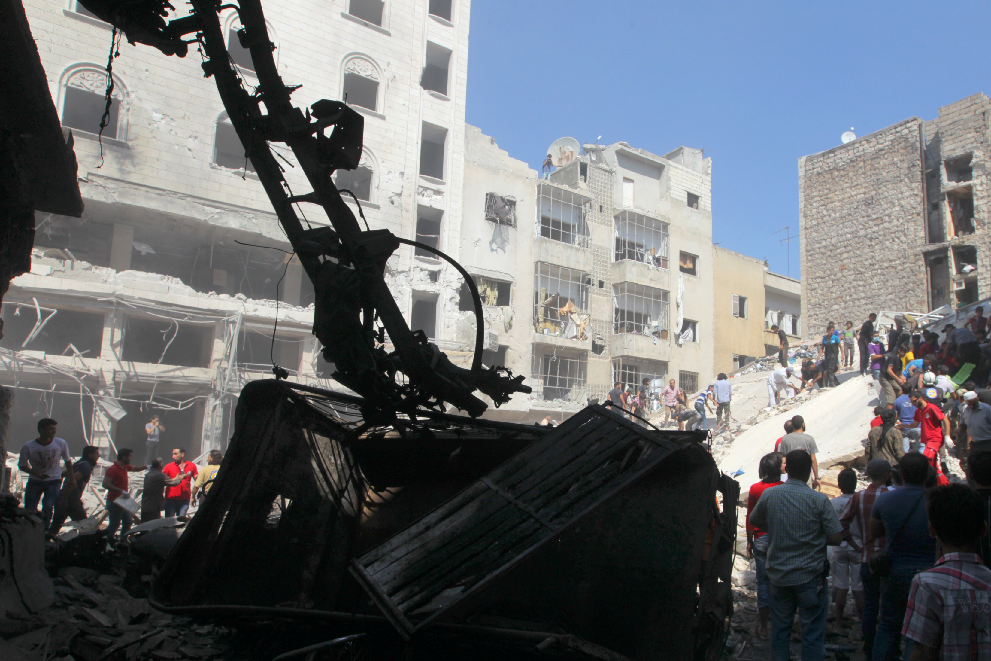 Residents inspect a damaged site after airstrikes on a market in the rebel controlled city of Idlib September 10, 2016. REUTERS/Ammar Abdullah