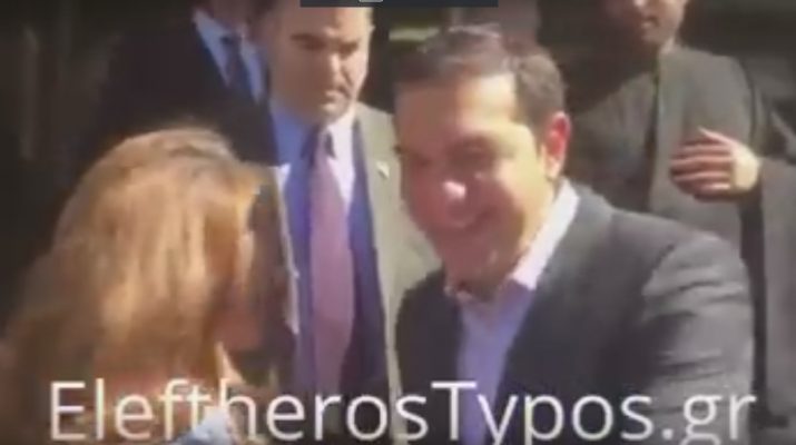 Αποτέλεσμα εικόνας για ΠΑΓΩΣΕ η ασφάλεια του ΤΣΙΠΡΑ! Ελληνίδα της Αμερικής πλησίασε τον πρωθυπουργό και του είπε 11 λέξεις! Άλλαξε δέκα χρώματα ο πολιτικός απατεώνας πρόεδρος της Ελληνικής κυβέρνησης(ΒΙΝΤΕ0)