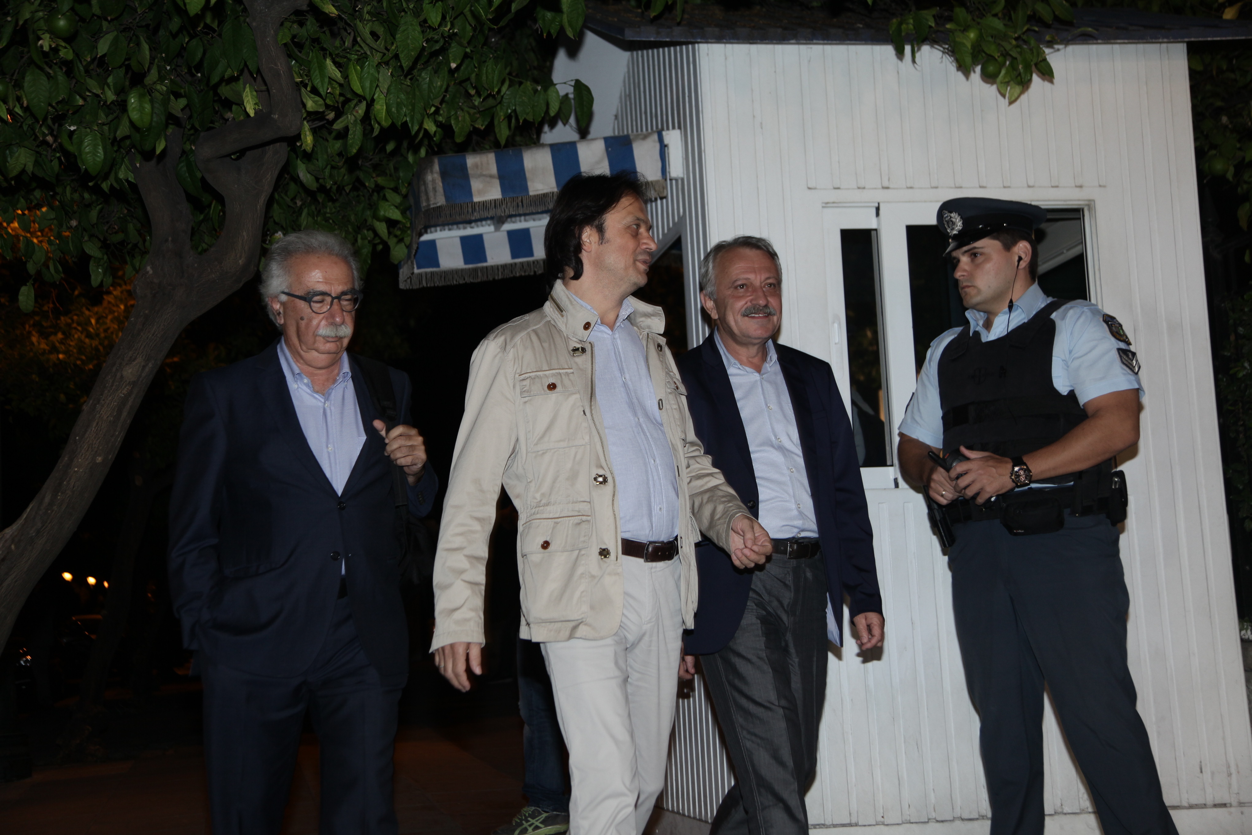 ÁÈÇÍÁ-ÌÁÎÉÌÏÕ-ÓõíÜíôçóç ôïõ ðñùèõðïõñãïý ÁëÝîç Ôóßðñá ìå âïõëåõôÝò ôïõ ÓÕÑÉÆÁ êáé ôùí ÁíåîáñôÞôùí ÅëëÞíùí.(Eurokinissi-ÐÁÍÁÃÏÐÏÕËÏÓ ÃÉÁÍÍÇÓ)