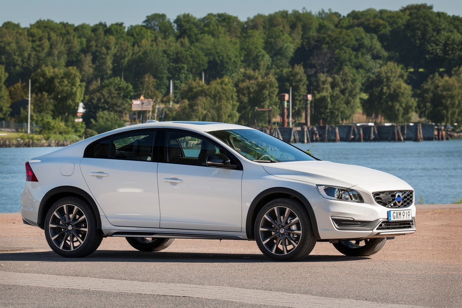 Volvo S60 Cross Country - model year 2016, exterior