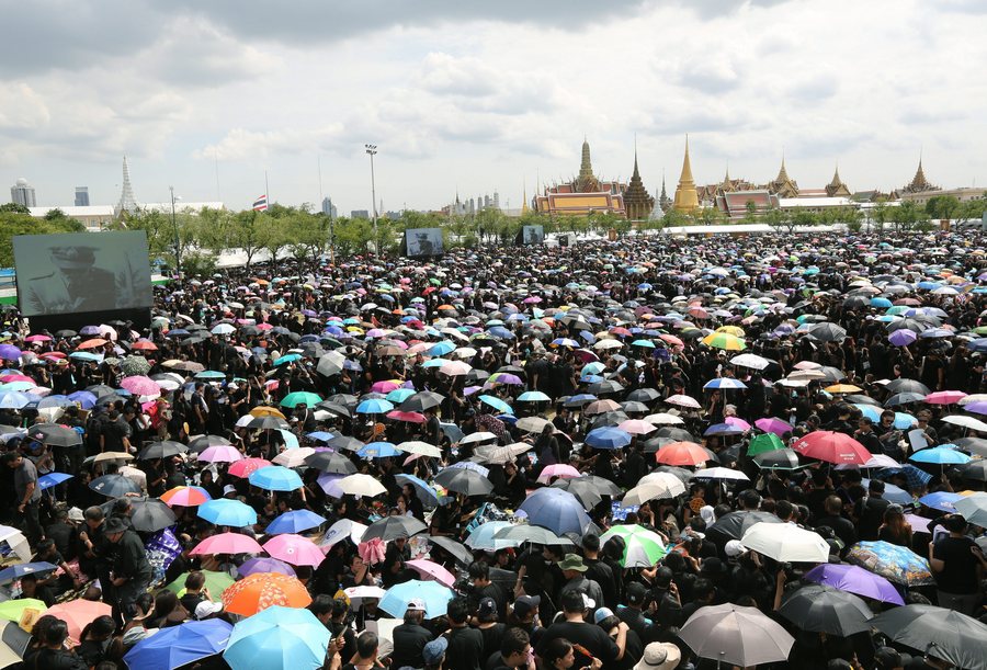 epa05597269 Thai mourners take part in a mass royal anthem singing to honor the late Thai King Bhumibol Adulyadej at Sanam Luang (Royal Field) opposite the Grand Palace in Bangkok, Thailand, 22 October 2016. Tens of thousands of mourners gathered to sing the Royal Anthem, and event that was filmed for screening on television and at cinemas. The event was organized by MC Chatrichalerm Yukol, who is a national artist and filmmaker. King Bhumibol, the world's longest reigning monarch, died at the age of 88 in Siriraj Hospital in Bangkok on 13 October 2016.  EPA/NARONG SANGNAK