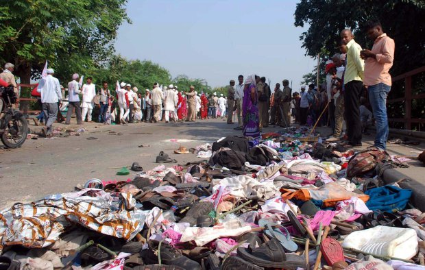 epa05586333 Belongings of the victims of a stampede are kept aside near the site of a stampede at the Rajghat bridge, near Varanasi, India, 15 October 2016. According to reports, at least 15 people were killed and some 50 others injured in a stampede that happened when scores of people gathered for a religious event near the site.  EPA/STR
