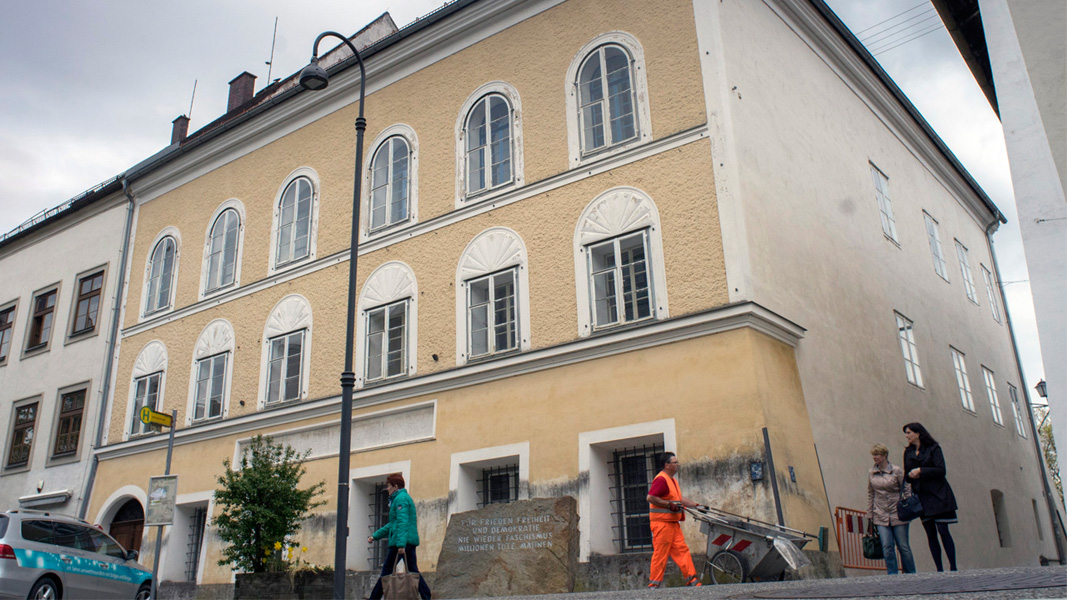(FILES) This file photo taken on April 17, 2015 shows a memorial stone outside the house where Adolf Hitler was born in Braunau Am Inn, Austria on April 18, 2015. Austria's government announced on May 27, 2016 to submit a law for the expropriation of the house where Hitler was born, in a bid to stop the building becoming a neo-Nazi shrine, the interior ministry said. / AFP PHOTO / JOE KLAMAR