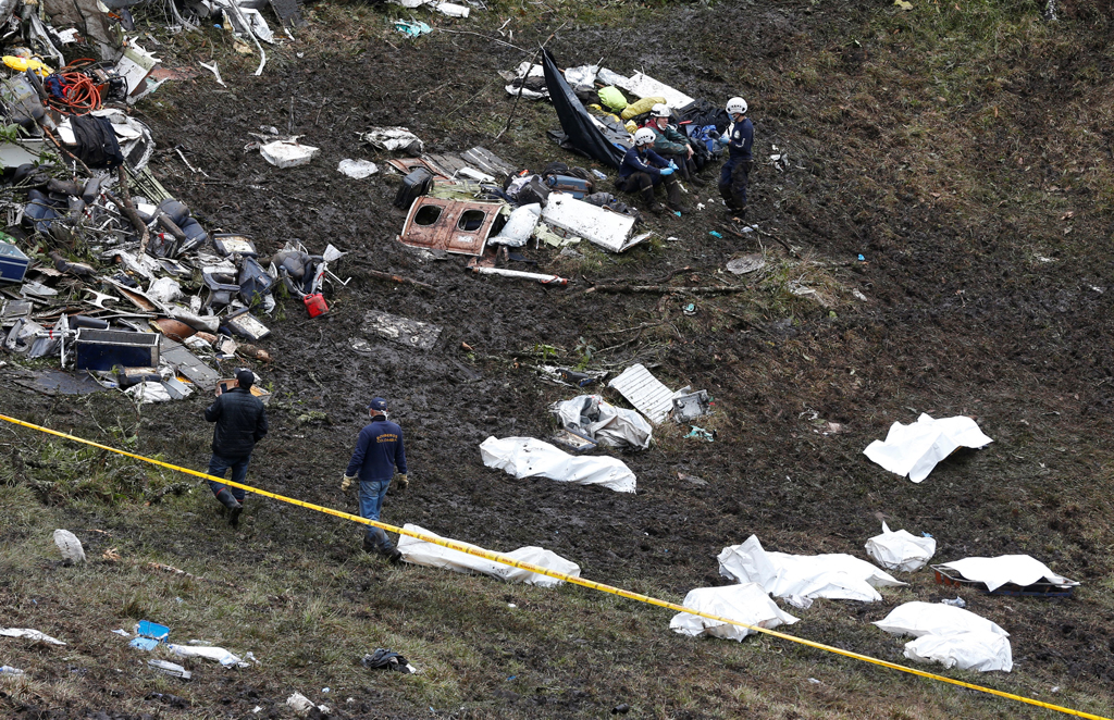 ATTENTION EDITORS - VISUAL COVERAGE OF SCENES OF INJURY OR DEATHRescue workers walk next to bodies from the wreckage of a plane that crashed into the Colombian jungle with the Brazilian soccer team Chapecoense onboard near Medellin, Colombia, November 29, 2016. REUTERS/Jaime Saldarriaga