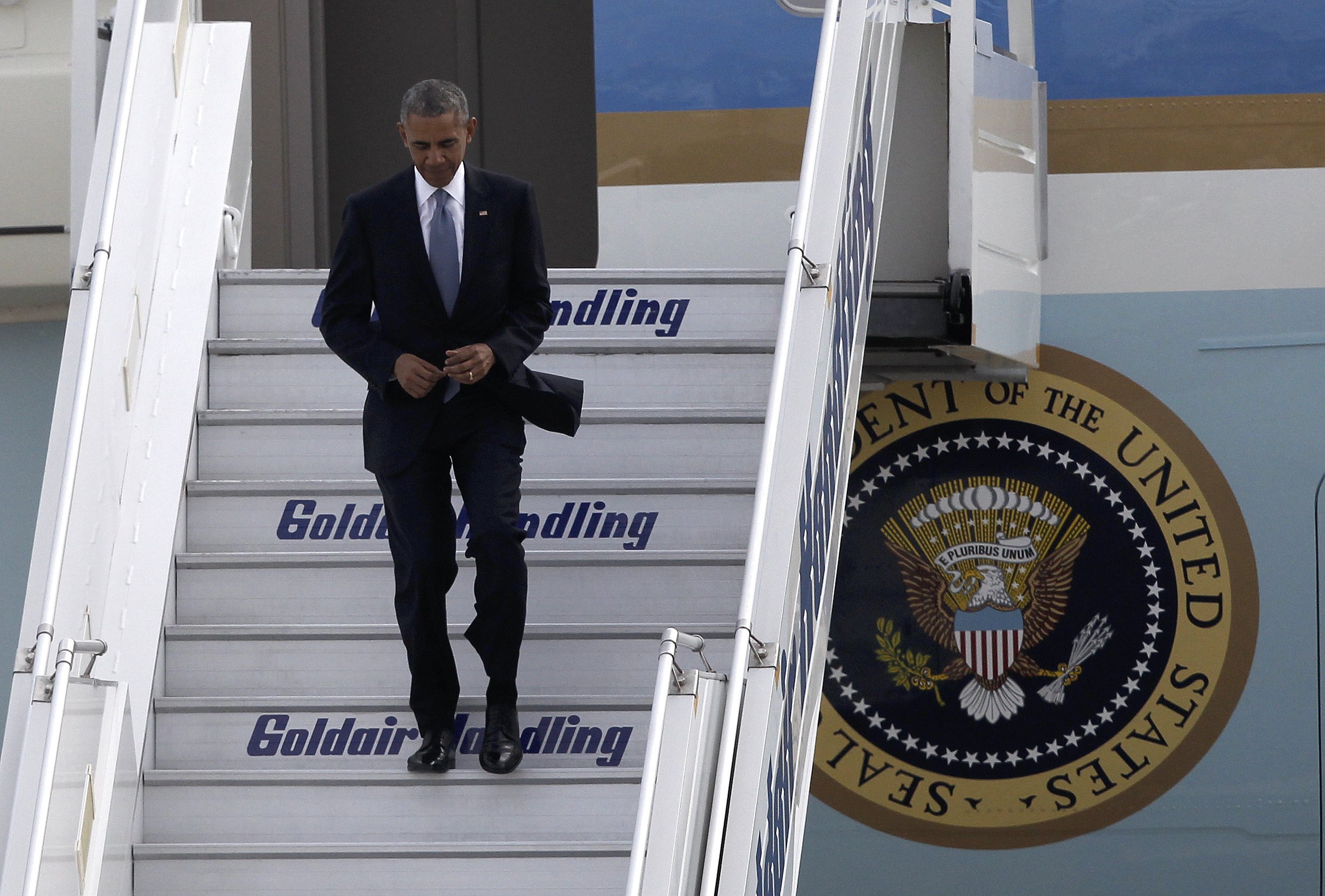 U.S President Barack Obama arrives aboard Air Force One at the Eleftherios Venizelos International airport in Athens, Greece, November 15, 2016. REUTERS/Michalis Karagiannis