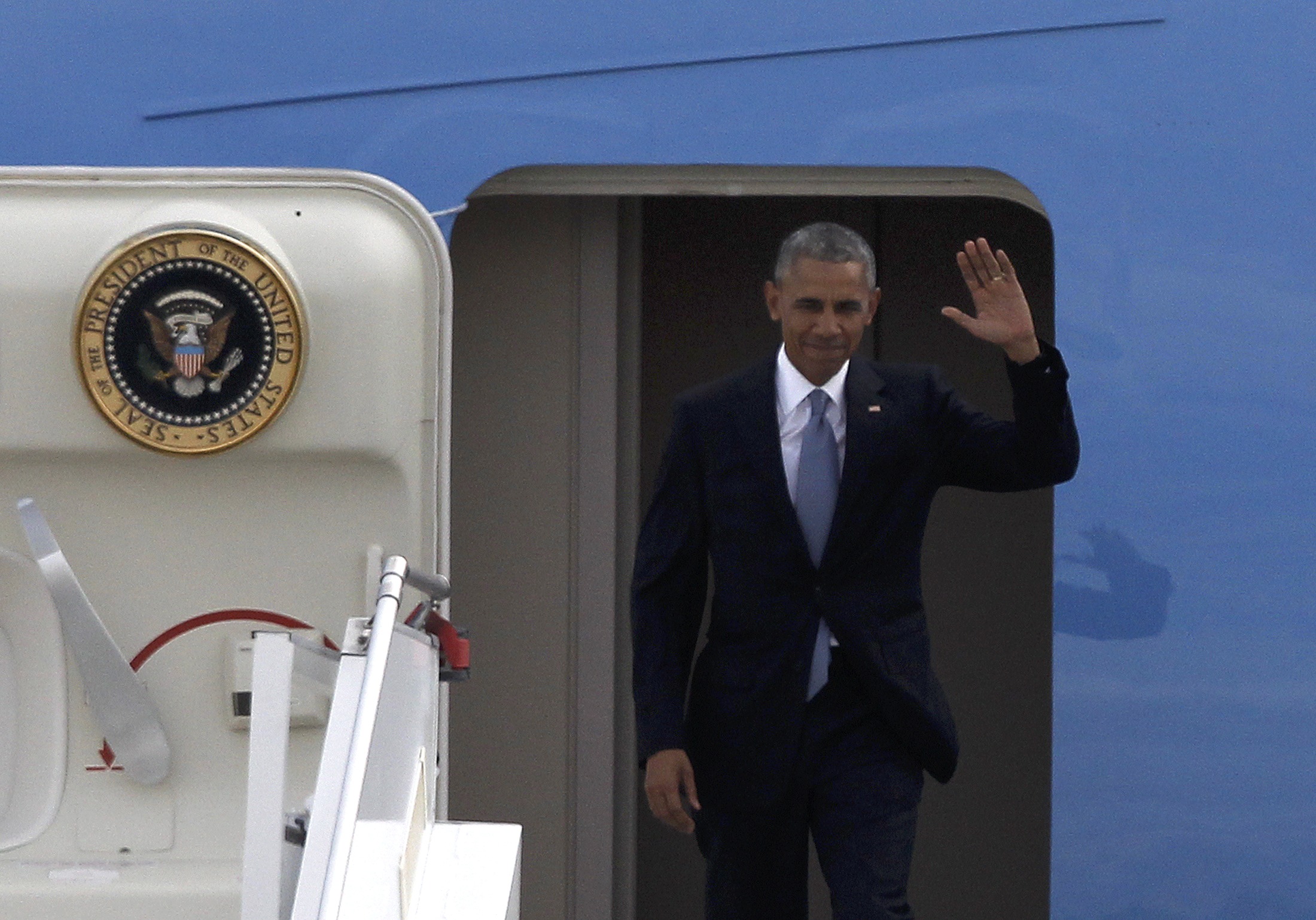 U.S President Barack Obama arrives aboard Air Force One at the Eleftherios Venizelos International airport in Athens, Greece, November 15, 2016. REUTERS/Michalis Karagiannis