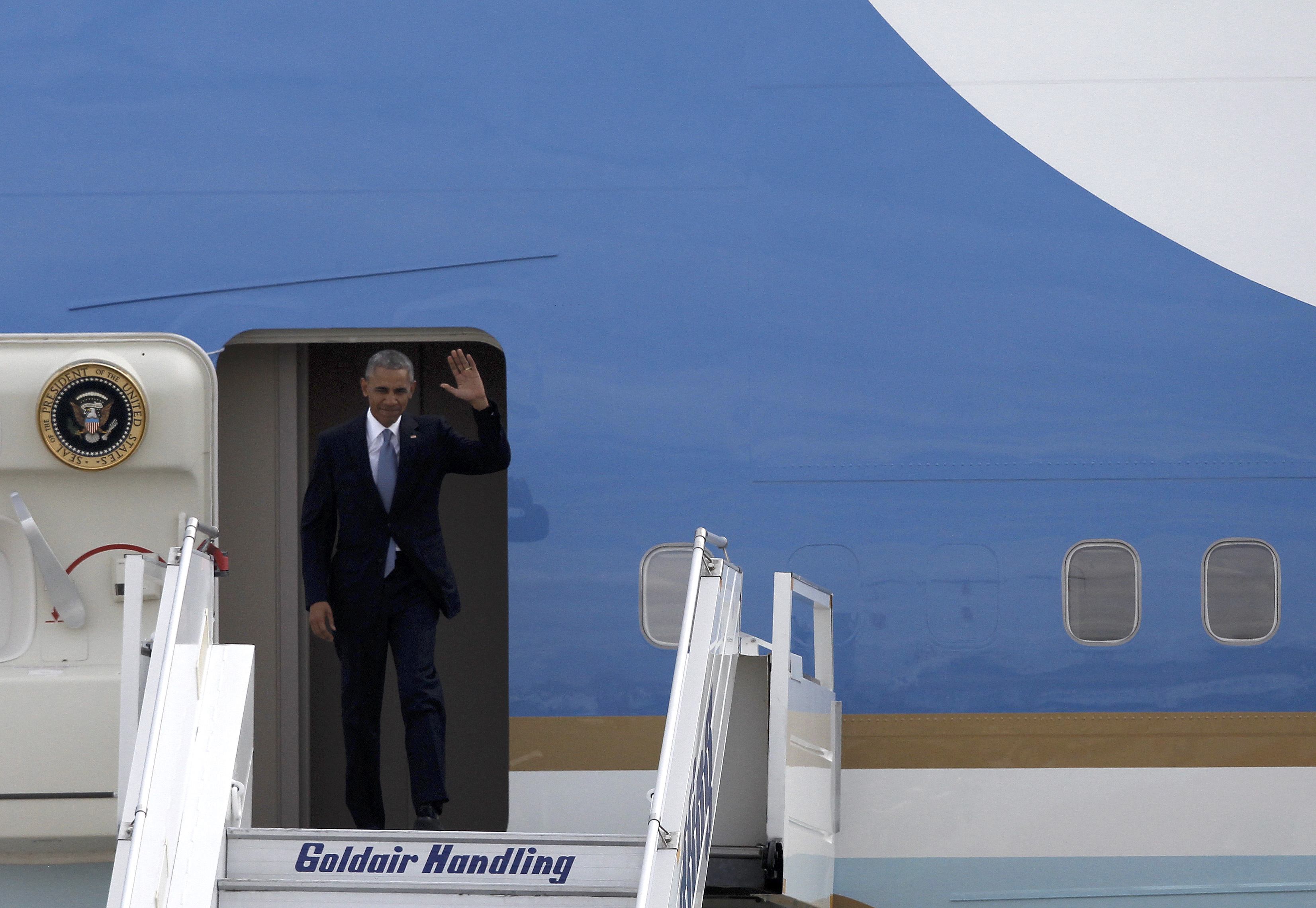 U.S President Barack Obama arrives aboard Air Force One at the Eleftherios Venizelos International airport in Athens, Greece, November 15, 2016. REUTERS/Michalis Karagiannis