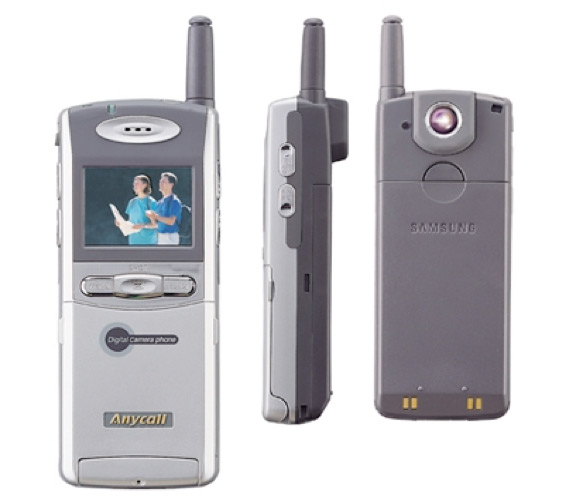 salos-me-ton-taxidioti-sto-xrono-emfanistike-me-smartphone-se-agona-toy-taison-to-1995-1
