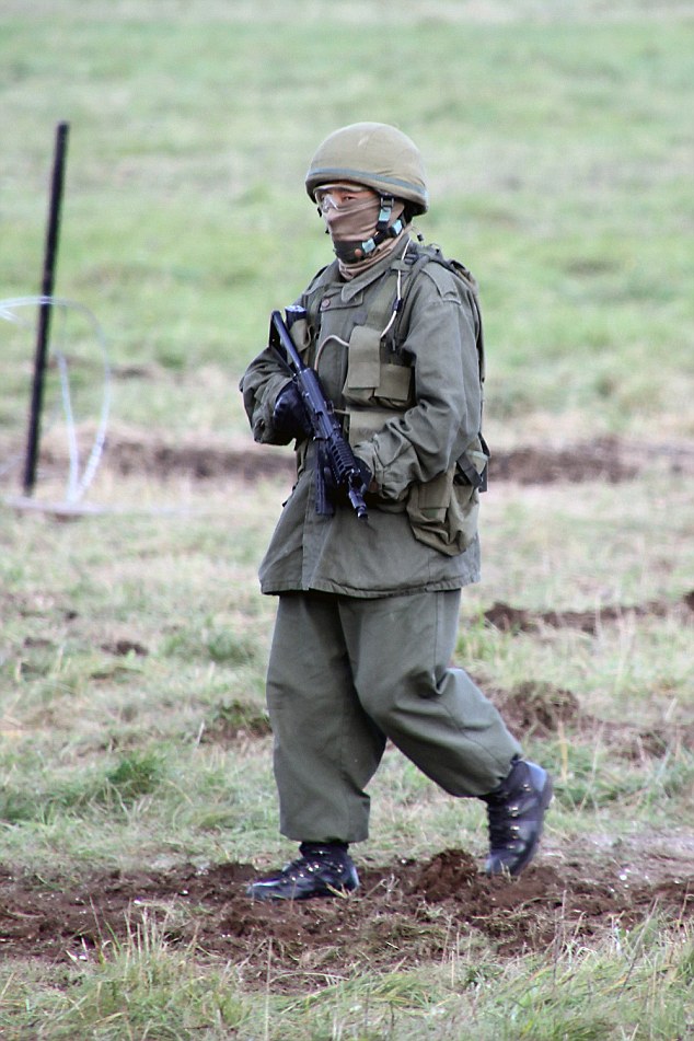 DPL771 : (Green man) A Gurkha soldier dressed in green with no badges and face mask - simulating the Spetznaz forces who arrived in Crimea in 2014. Picture:- Bob Morrison/Defence Picture Library