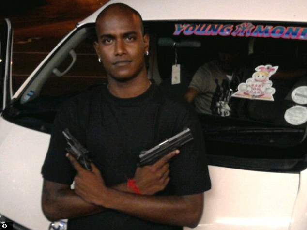 3B24167300000578-4009694-Killer_Tyrone_Pillay_31_pictured_came_to_Annelene_s_workplace_an-a-1_1481129263036