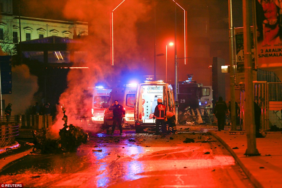 3B4025C900000578-4020812-Police_arrive_at_the_site_of_an_explosion_in_central_Istanbul_wh-a-4_1481413089285