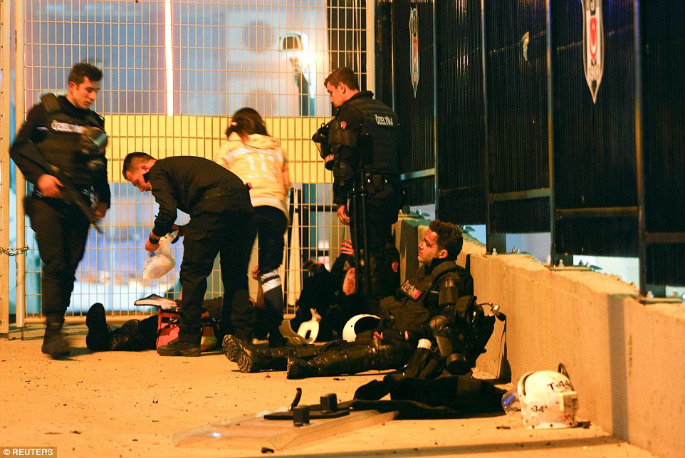 3B4025D900000578-4020812-A_suspected_car_bomb_has_racked_the_streets_near_Istanbul_s_Besi-a-3_1481413089142