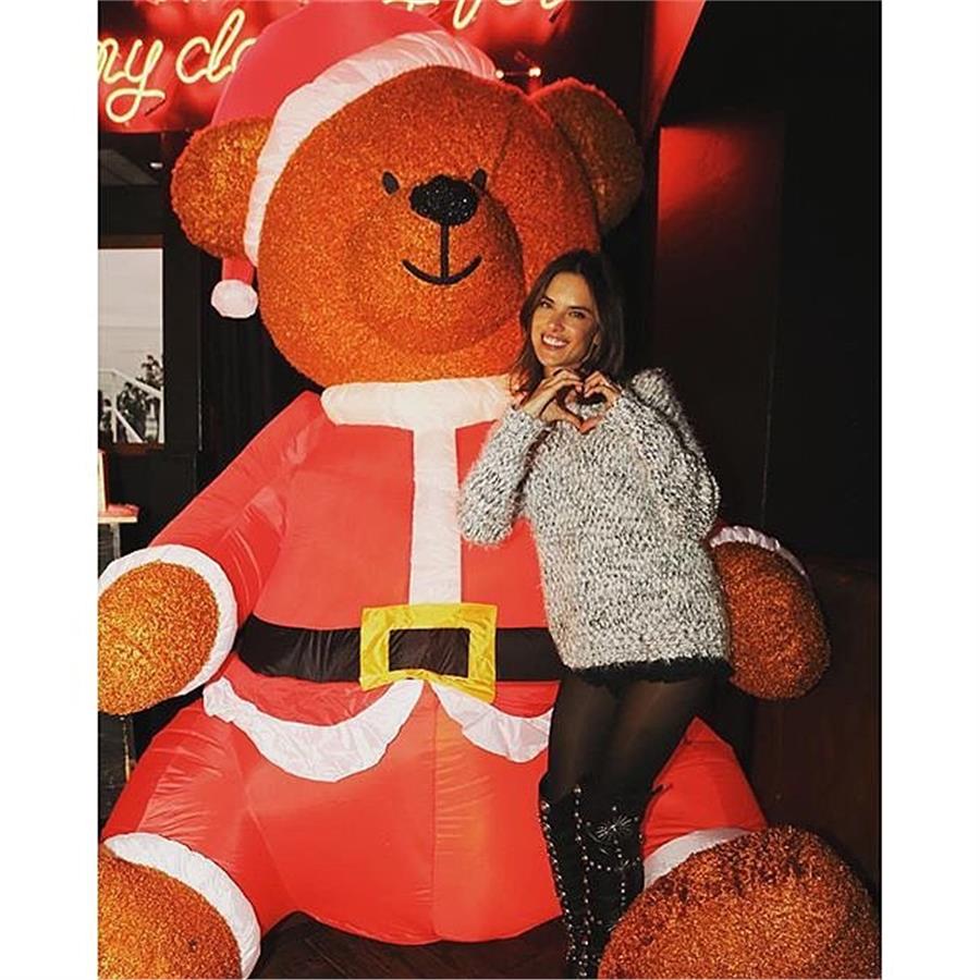 Η Alessandra Ambrosio λατρεύει τα Χριστούγεννα και μας το δείχνει...