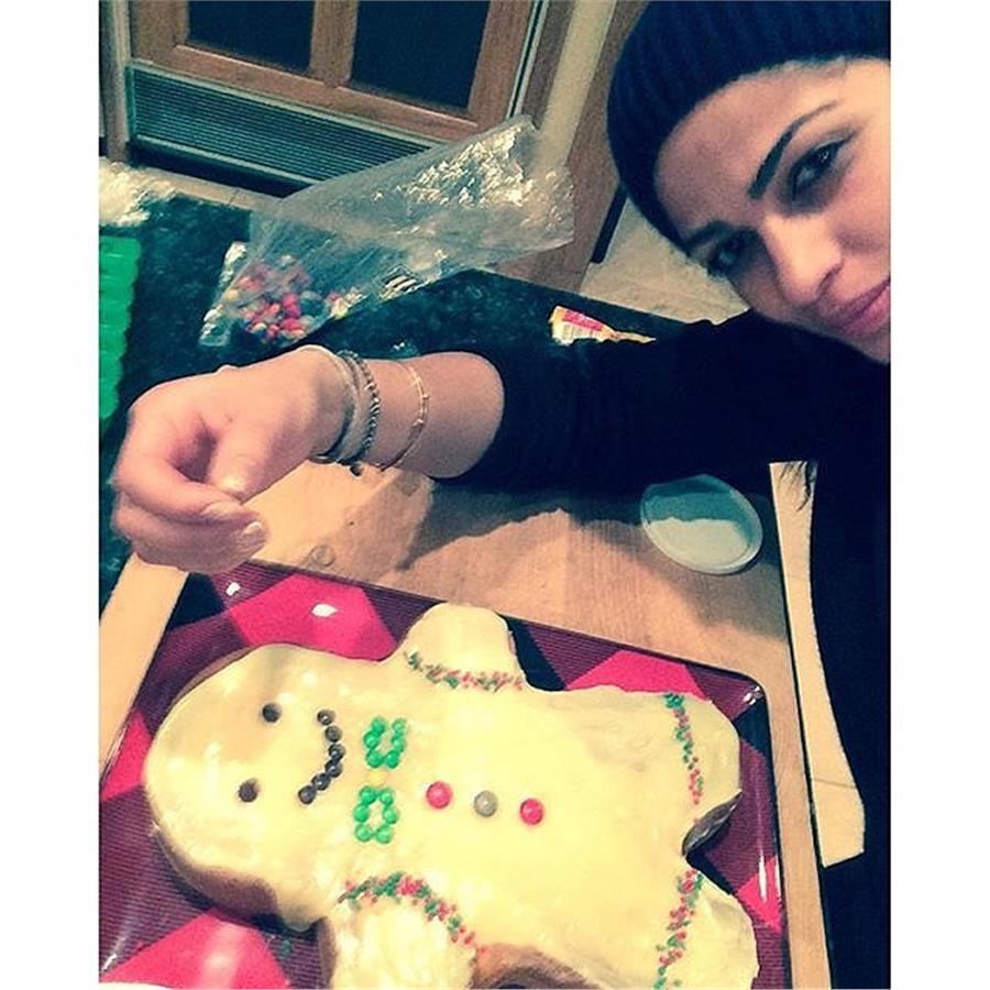 Η Camila Alves έφτιαξε χριστουγεννιάτικο κέικ για τα παιδιά της...