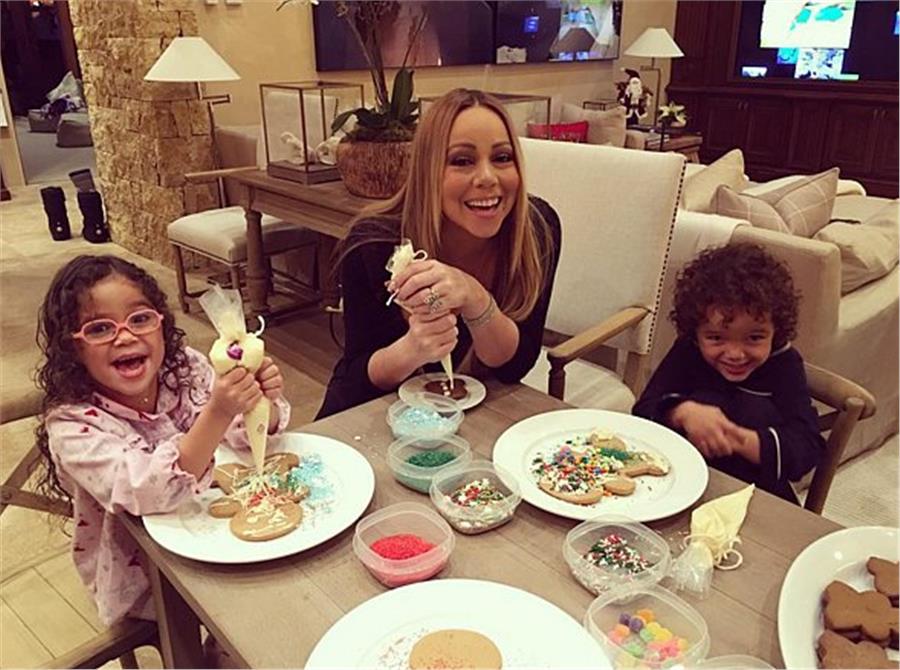 Η Mariah Carey μαζί με τα δίδυμα της Monroe και Moroccan διακοσμούν τα χριστουγεννιάτικα μπισκότα τους...