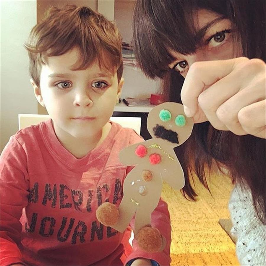 H Selma Blair φτιάχνει χειροποίητα χριστουγεννιάτικα στολίδια με τον γιο της